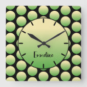 Gelbe grüne Punkte schwarze Skriptbezeichnung Typo Quadratische Wanduhr (Vorderseite)