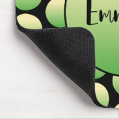 Gelbe grüne Retro-Punkte auf schwarz mit Skriptnam Mousepad (Ecke)