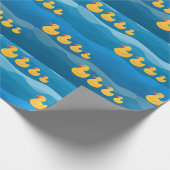 gelbe Gummiente auf Wellen Geschenkpapier (Ecke)