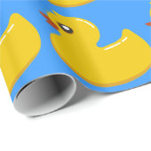 gelbe Gummiente im Blau Geschenkpapier (Rolleneckpunkt)