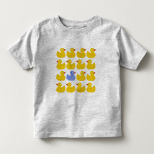 Gelbe Gummienten mit einer blauen Ente Kleinkind T-shirt