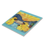 Gelbe Gummifaust-Familie im Schwimmbecken Fliese (Seite)