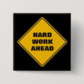 Gelbe harte Arbeit vor dem klassischen Straßenschi Button (Vorderseite)