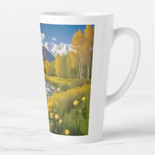 Gelbe Herbst-Schneebedeckte Berge Aspen Fluss Milchtasse