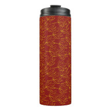 gelbe Herbstblätter auf braun