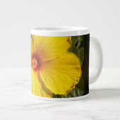 Gelbe Hibiskus Blume Jumbo-Tasse (Vorderseite Rechts)