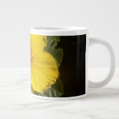 Gelbe Hibiskus Blume Jumbo-Tasse (Rechts)