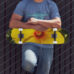 Gelbe Hibiskusblüte Skateboard
