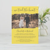 Gelbe Hochzeitselopement bindet das Knoten Foto Ankündigung (Stehend Vorderseite)