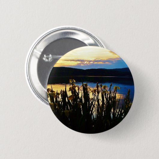 Gelbe Iris am Ufer des Arrowhad-Sees Button (Vorne & Hinten)