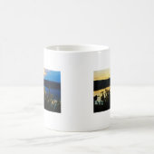 Gelbe Iris am Ufer des Arrowhad-Sees Kaffeetasse (Mittel)