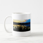 Gelbe Iris am Ufer des Arrowhad-Sees Kaffeetasse (Links)