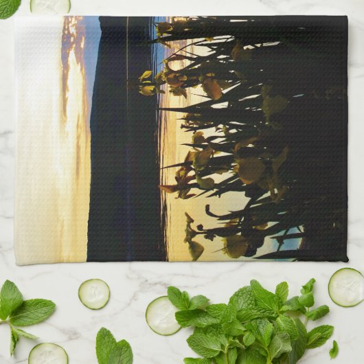 Gelbe Iris am Ufer des Arrowhad-Sees Küchentuch (Gefaltet)