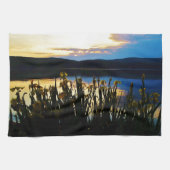 Gelbe Iris am Ufer des Arrowhad-Sees Küchentuch (Horizontal)