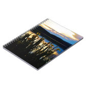 Gelbe Iris am Ufer des Arrowhad-Sees Notizblock (Linke Seite)