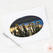 Gelbe Iris am Ufer des Arrowhad-Sees Ovaler Aufkleber (Umschlag)