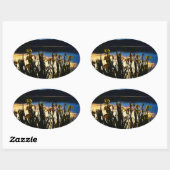 Gelbe Iris am Ufer des Arrowhad-Sees Ovaler Aufkleber (Blatt)