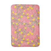 Gelbe Jasminblume Blume auf Korallenrosa Badematte (Vorderseite Vertikal)