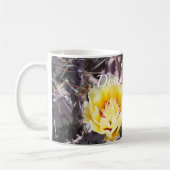 Gelbe Kaktus-Blume im Federmauskissen Kaffeetasse (Links)