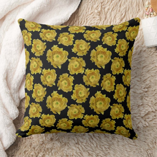 Gelbe Kaktus Blume Patter auf schwarzem Hintergrun Kissen (Decke)