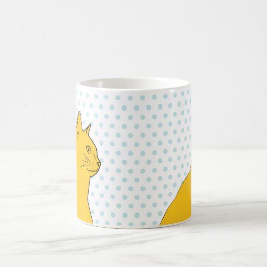 Gelbe Katze, die auf Polkapunkthintergrund Kaffeetasse (Mittel)