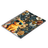 Gelbe Katze und Schmetterlinge im Blumenhintergrun Notizblock (Linke Seite)