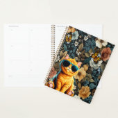Gelbe Katze und Schmetterlinge im Blumenhintergrun Planer (Anzeige)