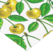 Gelbe Kirschen auf Weiß Tischdecke (Schrägansicht)
