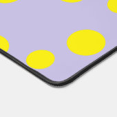 Gelbe Kreise auf lila Muster Schreibtischunterlage (Ecke)