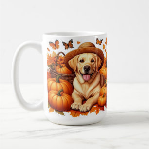 Gelbe Labrador mit Strohhutpumpen und Herbstleaf Kaffeetasse
