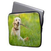 Gelbe Labrador-Plays mit Stick Laptopschutzhülle (Vorderseite Links)