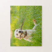 Gelbe Labrador-Plays mit Stick Puzzle (Vertikal)