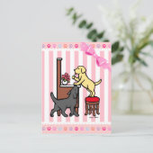 Gelbe Labrador und schwarzes Labor der Mama Postkarte (Stehend Vorderseite)