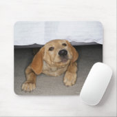 Gelbe Labrador Welpe im Bett stecken geblieben Mousepad (Mit Mouse)