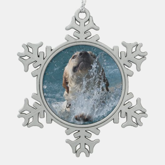 Gelbe Labrador zum Schwimmen Schneeflocken Zinn-Ornament (Vorderseite)