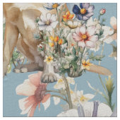 Gelbe Labs und Wildblumen auf Blau Stoff (Nahaufnahme)