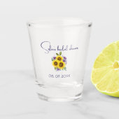 Gelbe lila Wildblume Schnapsglas (Vorderseite)