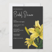 Gelbe Lilie auf schwarzem Brautparty Einladung (Vorderseite)