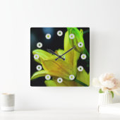 Gelbe Lilie mit Windeffekt von Shirley Taylor Quadratische Wanduhr (Zuhause)