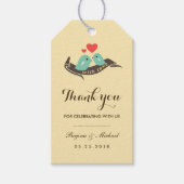 Gelbe Lovebirds mit einem Geschenk für Hochzeitsfe Geschenkanhänger (Vorderseite)