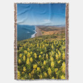 Gelbe Lupine oberhalb von Point Reyes Beach an Poi Decke (Vorderseite Vertikal)