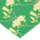 Gelbe Magnolien auf einem Tablettenfilm Tischdecke (Schrägansicht)