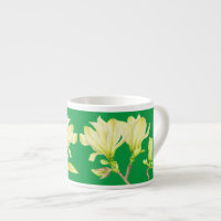 Gelbe Magnolien auf einer Espresso-Tasse