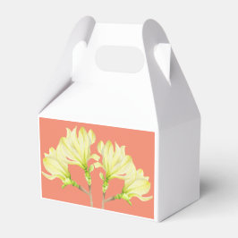 Gelbe Magnolien auf einer Gable Gvor Box Geschenkschachtel