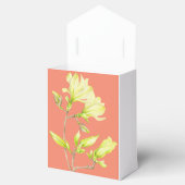 Gelbe Magnolien auf einer Gefälligkeitsbox Geschenkschachtel (Geöffnet)