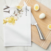 Gelbe Magnolienblüte Monogramm Geschirrtuch (Viertel Falte)