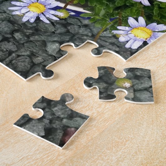 Gelbe Margarita-Blume mit grauen Kies Puzzle (Seite)