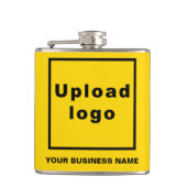 Gelbe Markenbezeichnung auf Vinyl Wrapped Flask Flachmann (Vorderseite)