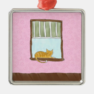 Gelbe Miezekatze in einer Fenster-Verzierung Silbernes Ornament