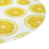 Gelbe, moderne Zitronenscheiben, frische Früchte Schneidebrett (Ecke)